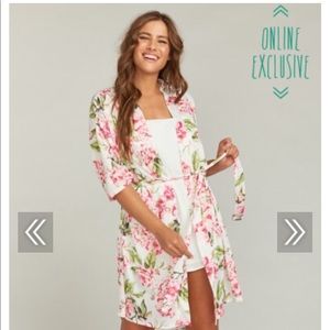 The perfect flowy and feminine robe! 🌺